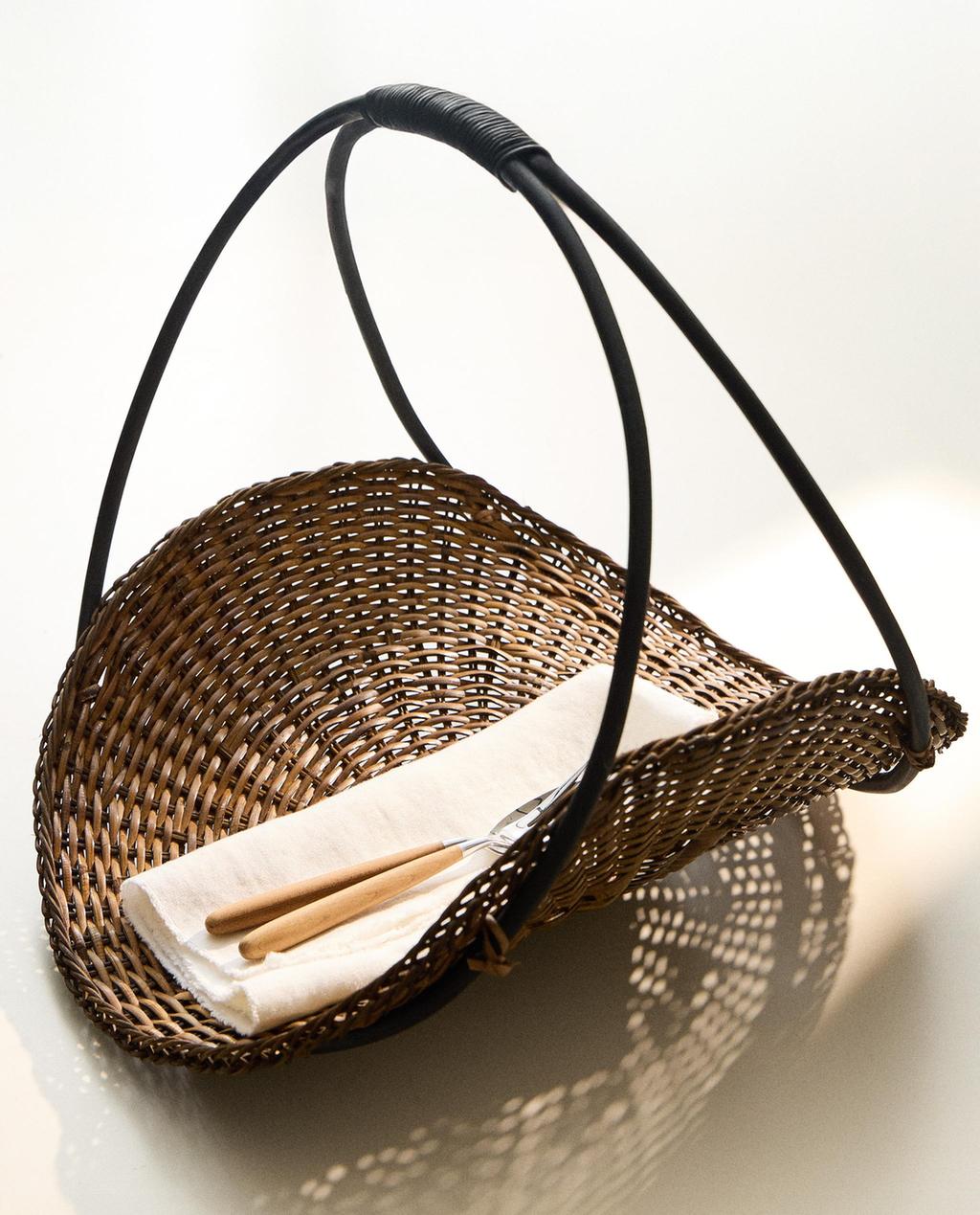 BLUMENKORB AUS RATTAN UND BAMBUS