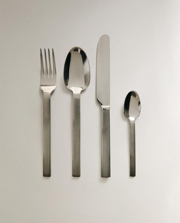 CUTLERY SET WITH GROOVED HANDLE (SET OF 4)