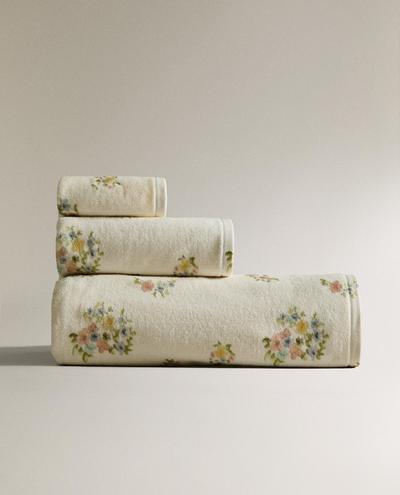 HANDTUCH AUS VELOUR MIT BLUMENPRINT