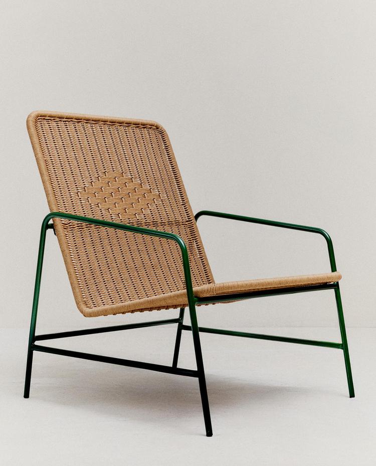 WOVEN OUTDOOR CHAIR WITH GEOMETRIC DETAIL