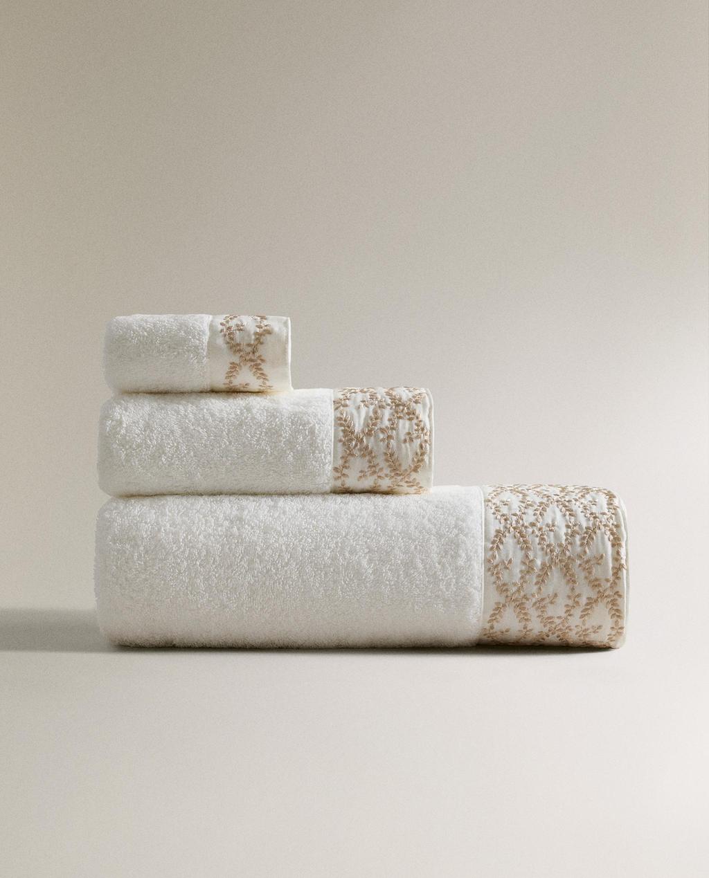 BATH TOWEL WITH LEAF EMBROIDERY APPLIQUÉ