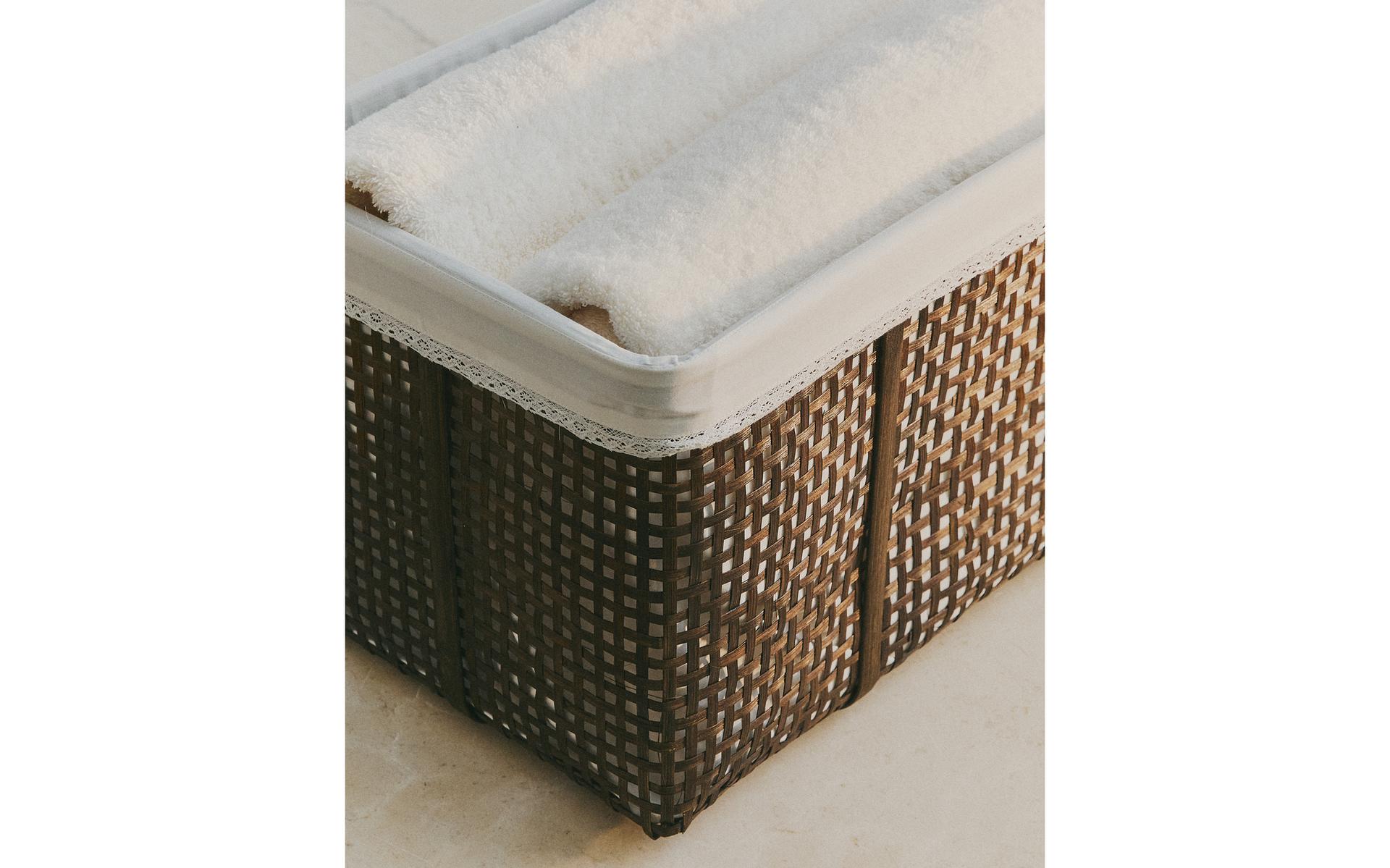 سلة من الخيزران بحافة من الدانتيل