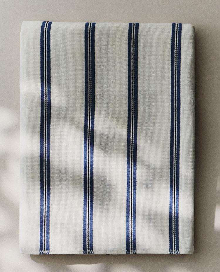 מגבת חוף עם פסים דקים