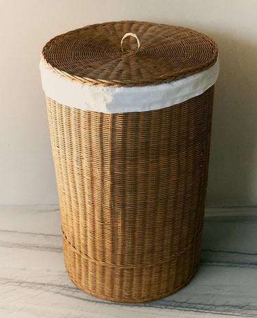 VASKETØJSKURV I RATTAN OG BOMULD