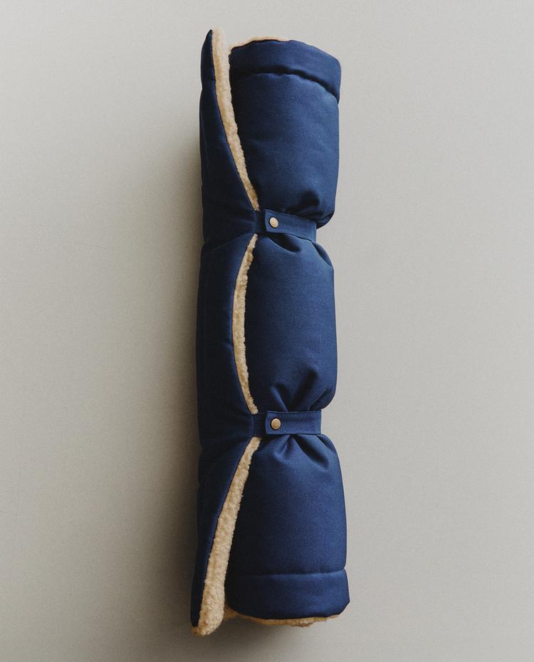 ROLL-UP FLOOR PET BLANKET