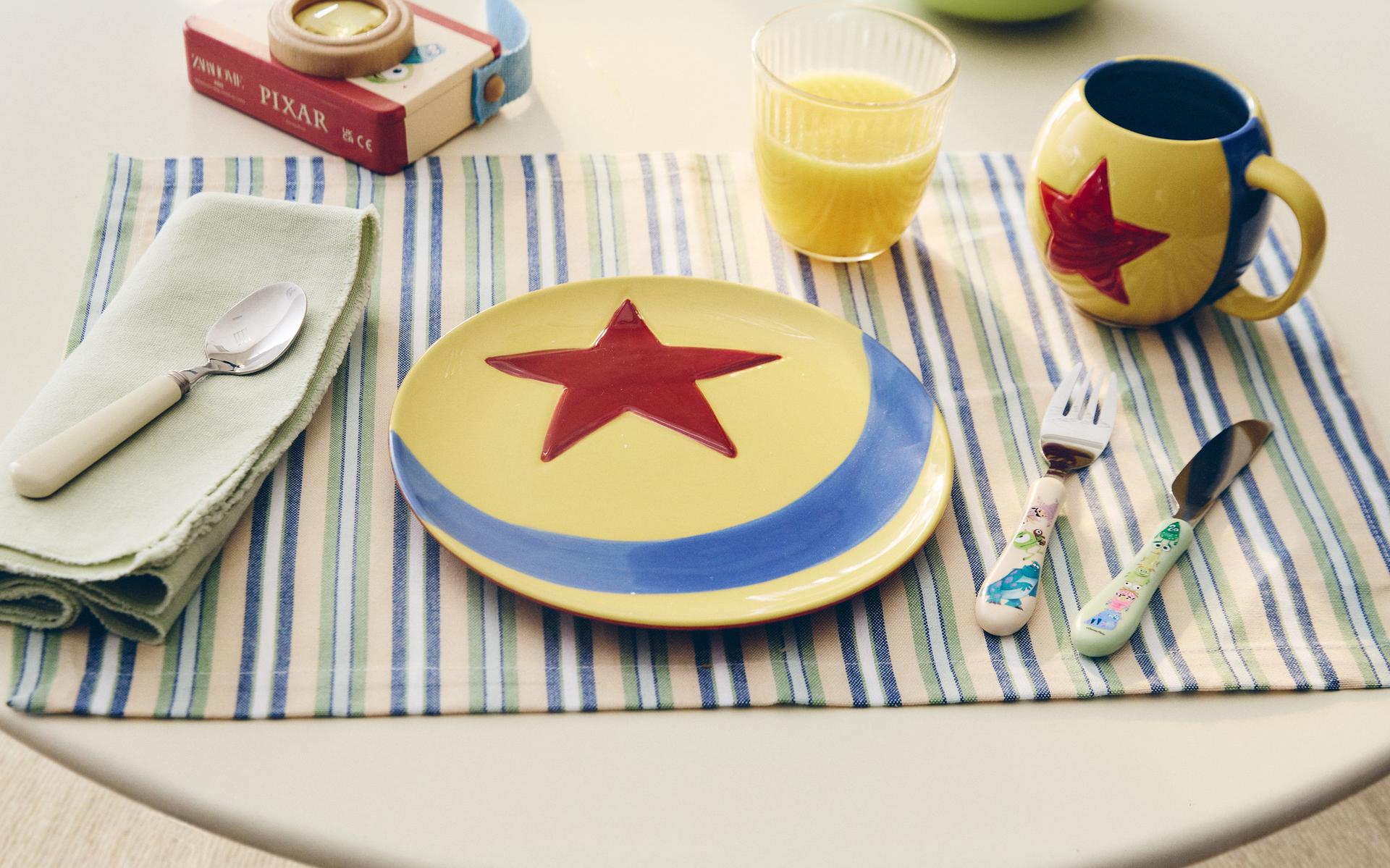 BĒRNU GALDA KOMPLEKTS AR PIXAR MONSTRU KORPORĀCIJAS BUMBU ©DISNEY/PIXAR