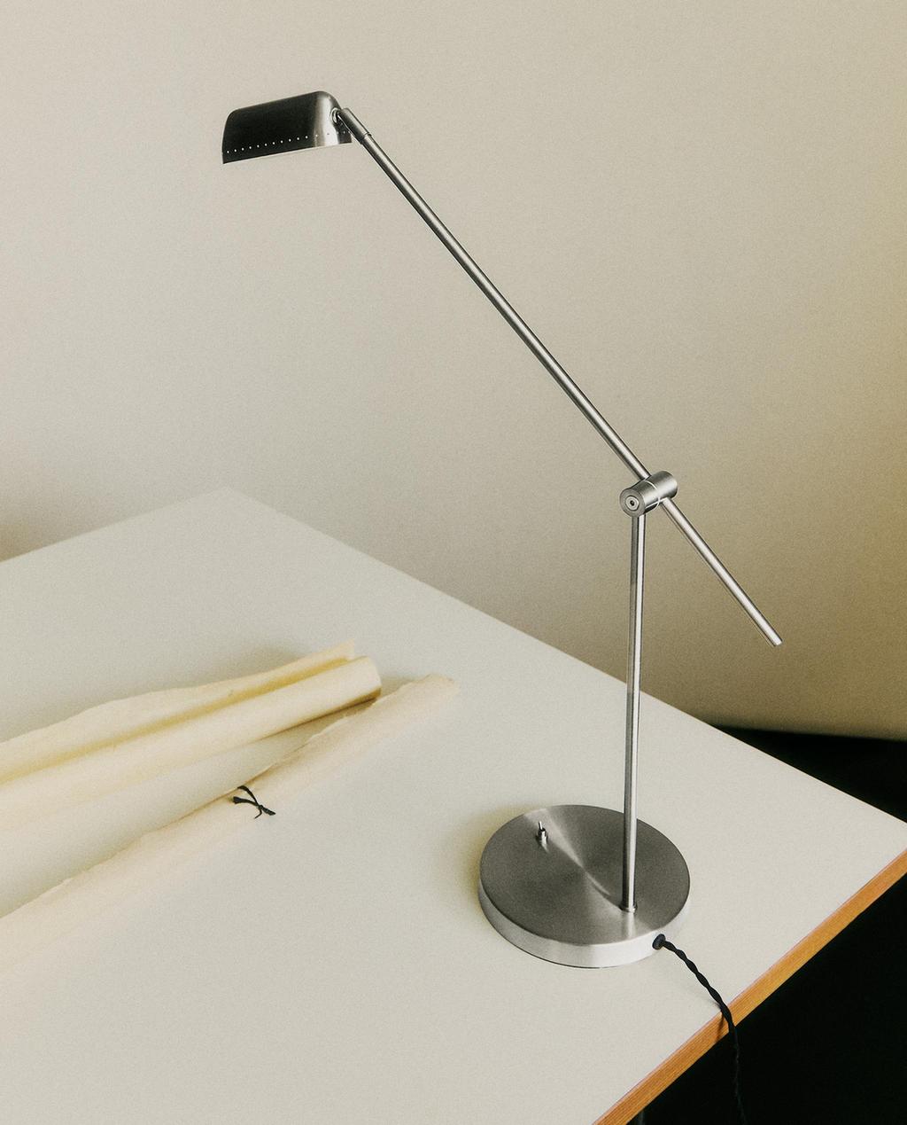 METALNA STOLNA LAMPA