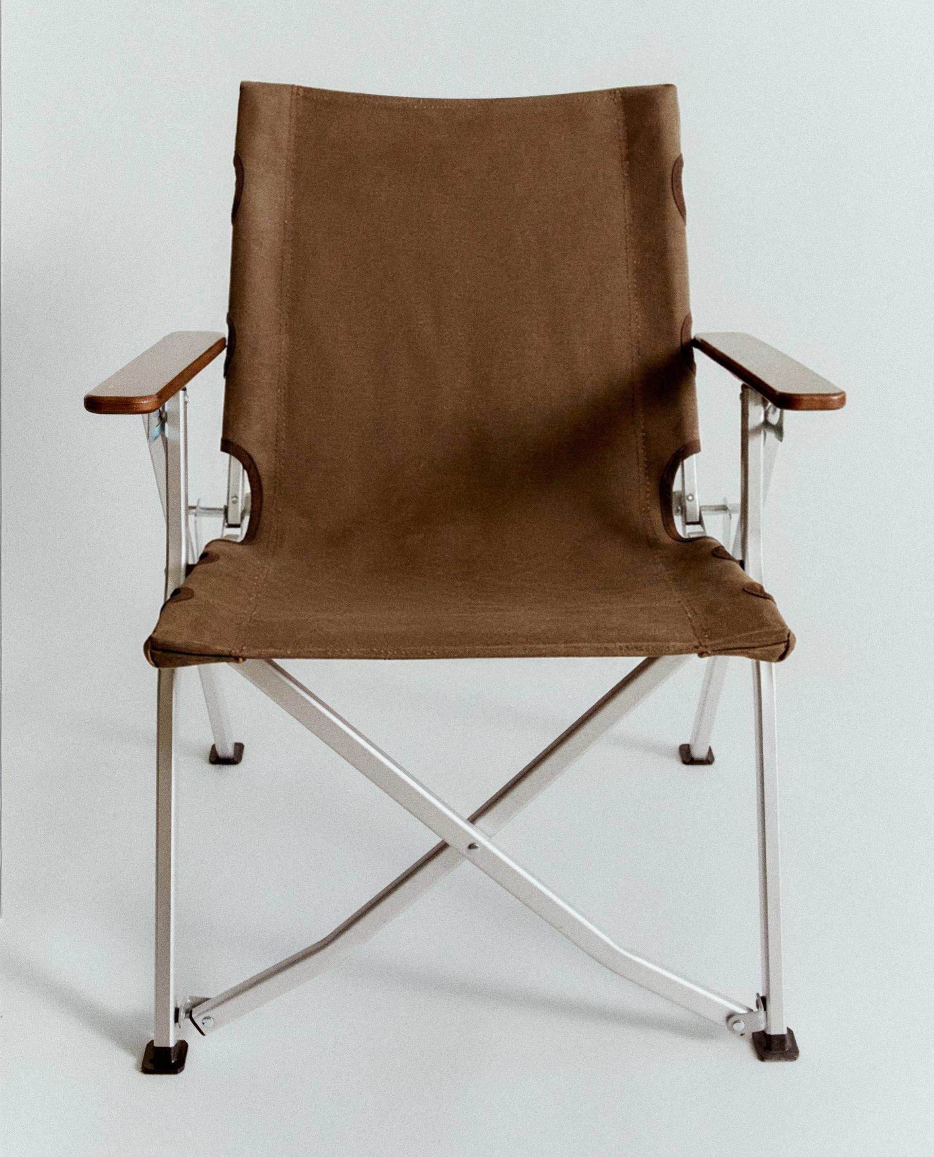 FOLDING CHAIR WITH HANDLE AND ARMRESTS