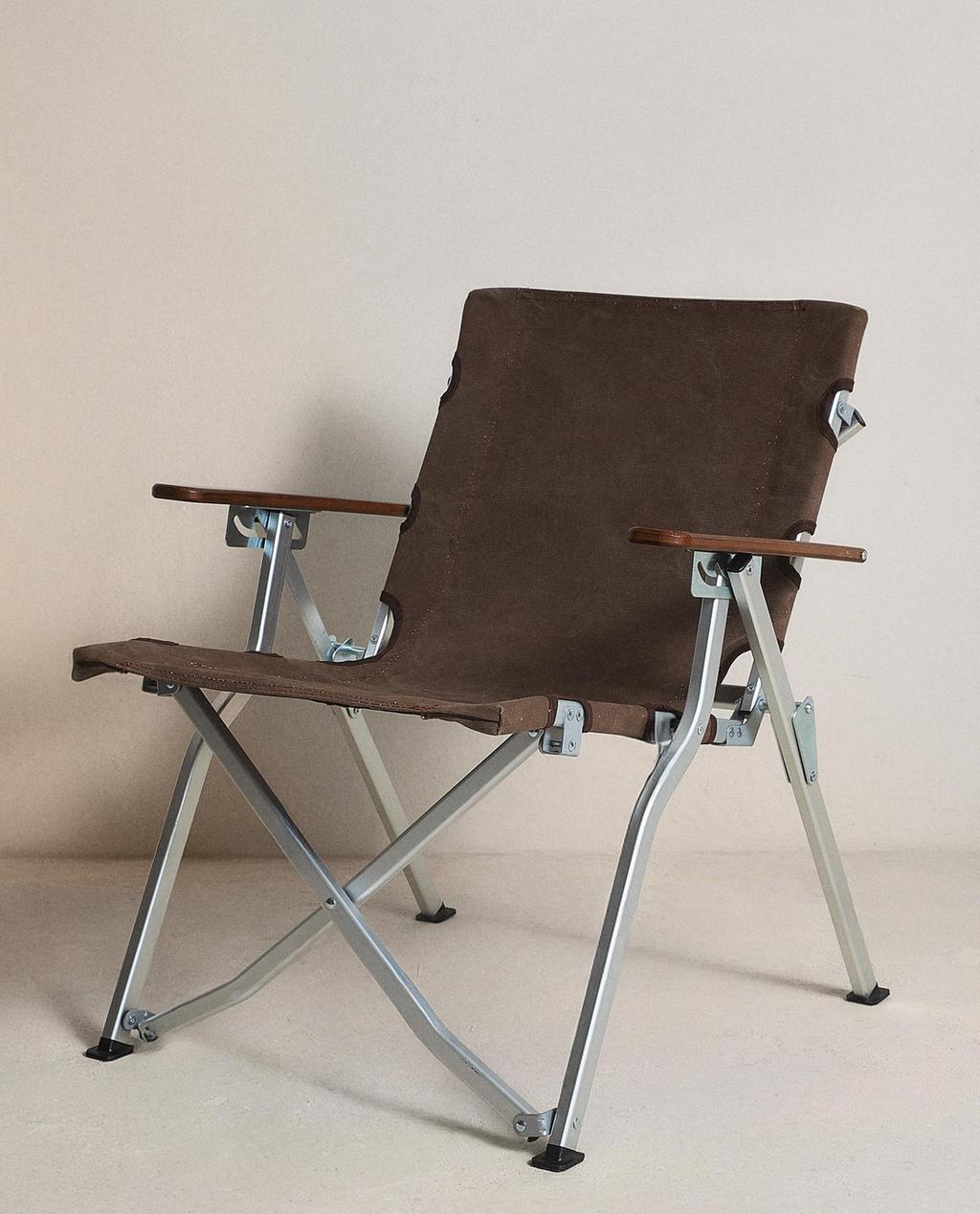 FOLDING CHAIR WITH HANDLE AND ARMRESTS