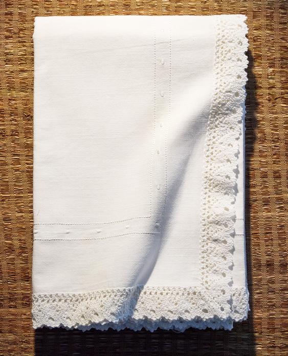 TOVAGLIA IN COTONE RICAMATA E CON MERLETTO