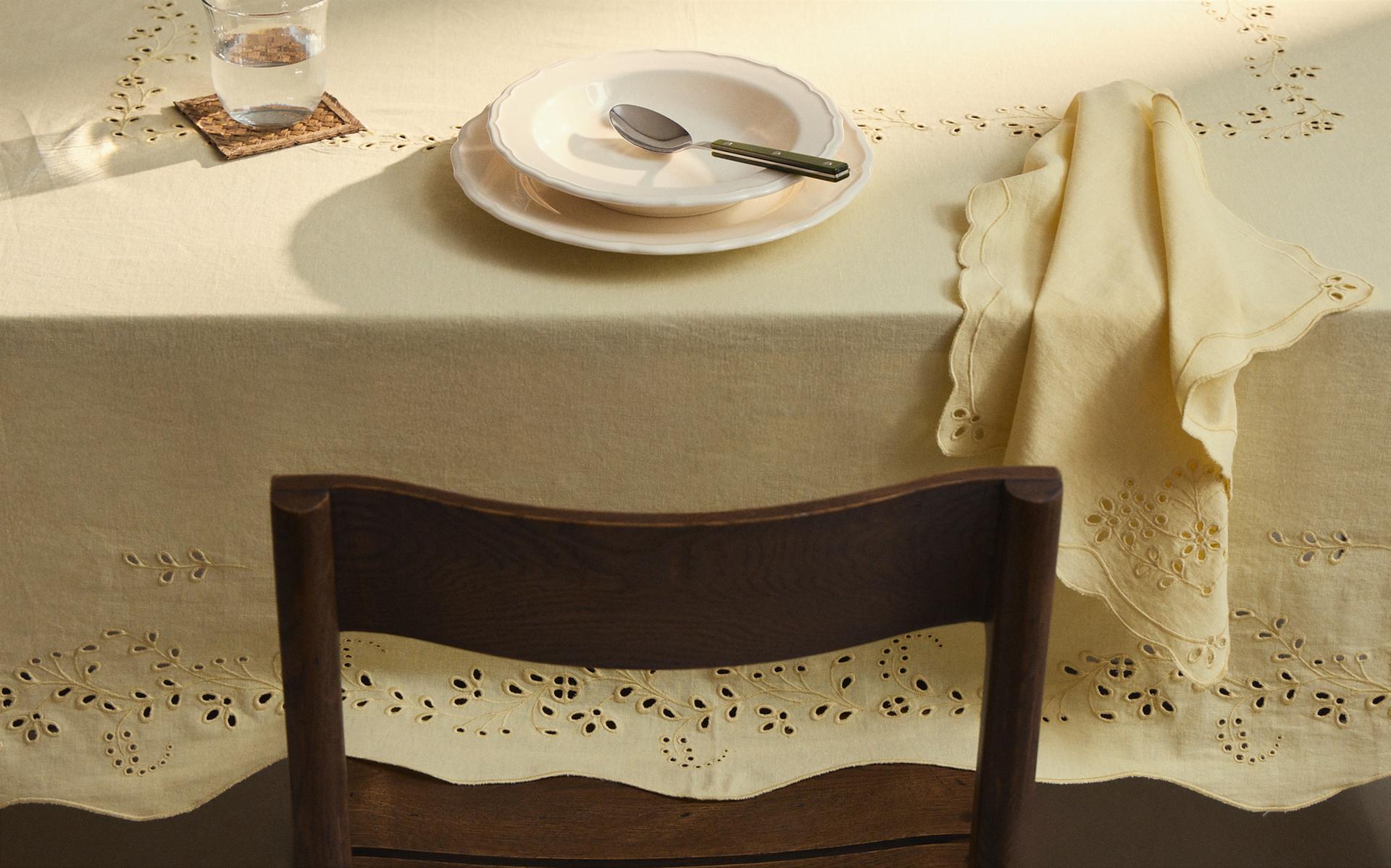 LINEN TABLECLOTH WITH CUTWORK EMBROIDERY