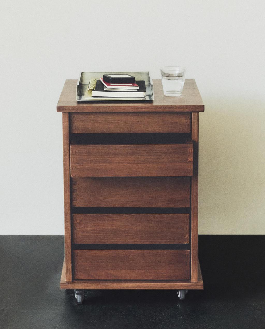 WOODEN DRAWER UNIT WITH WHEELS