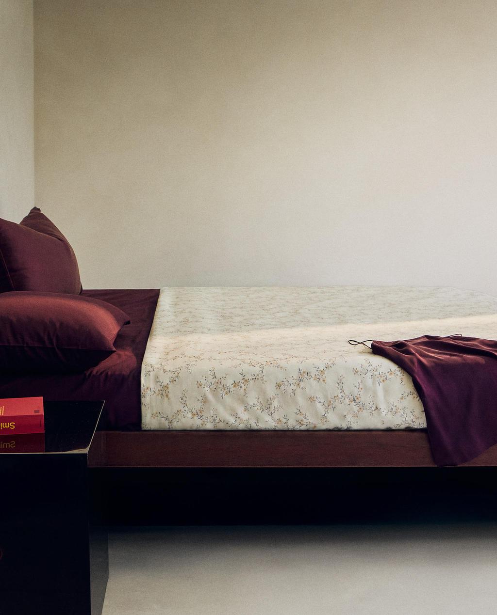 BETTBEZUG AUS SATIN MIT BLUMENMUSTER