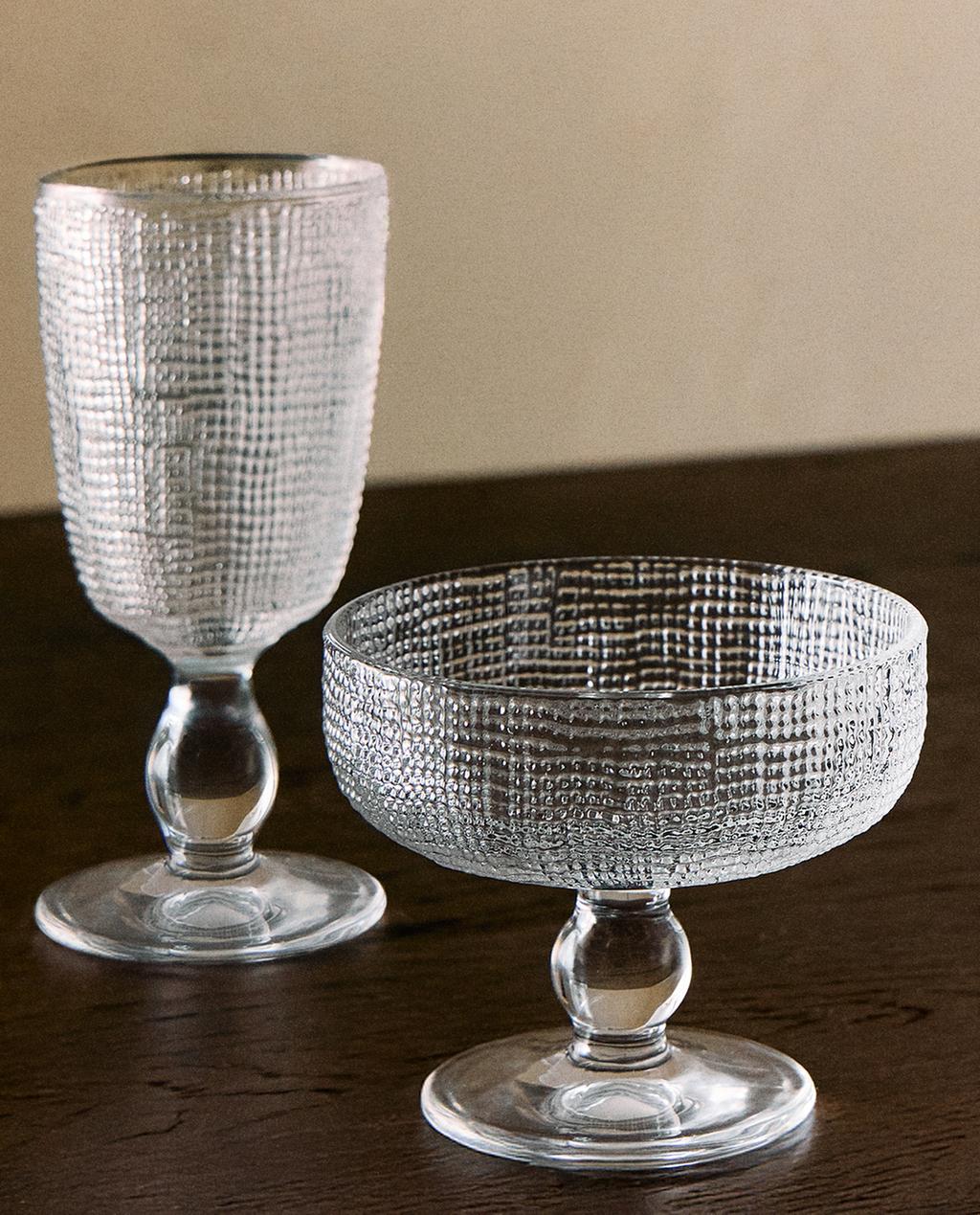 TUMBLER SET WITH RAISED DESIGN