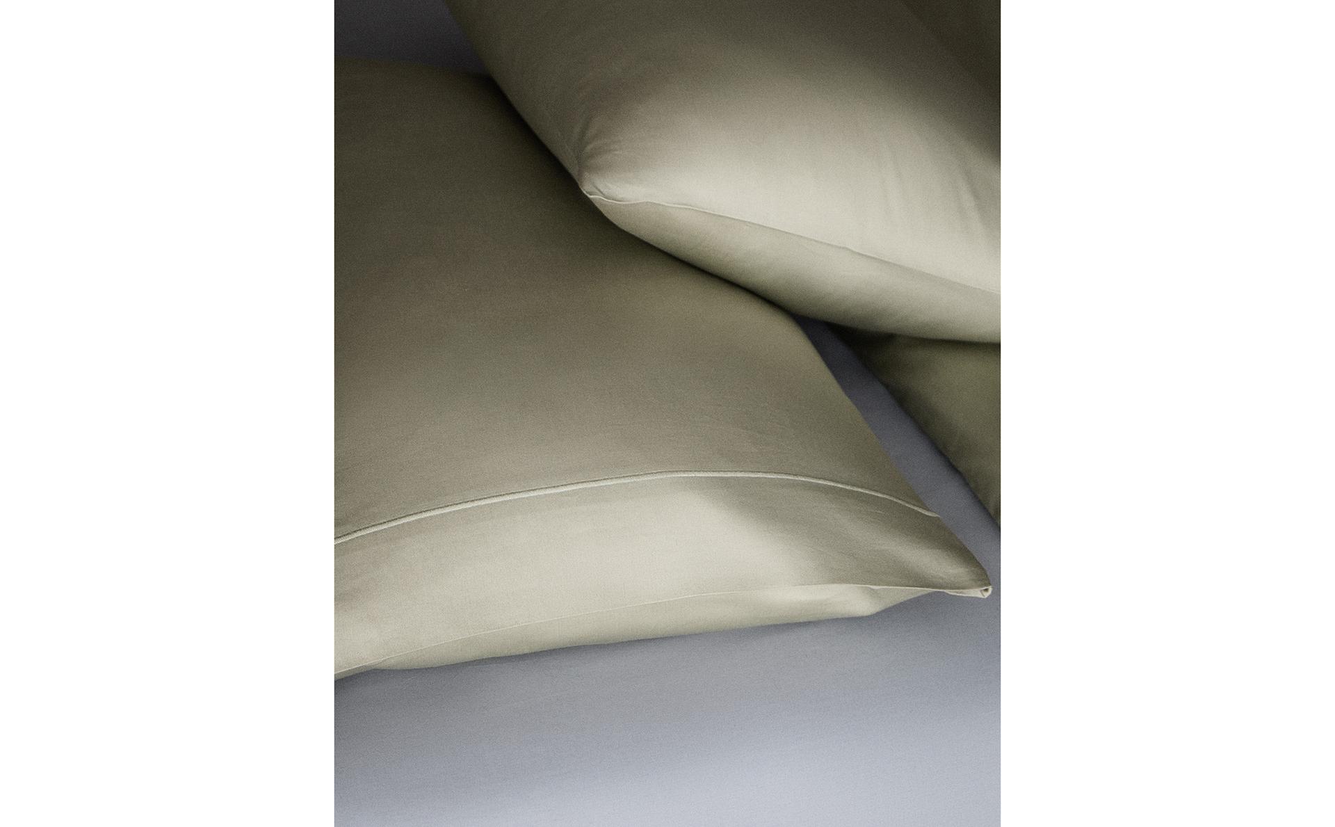 SARUNG BANTAL SATIN PINGGIRAN BEROMBAK (300 BENANG)