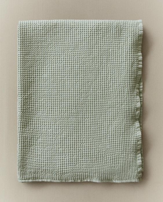 TEXTURED WAFFLE-KNIT BATH TOWEL