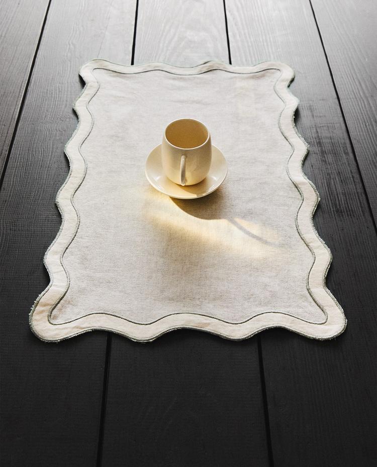 LINEN PLACEMAT WITH SCALLOPED EDGE