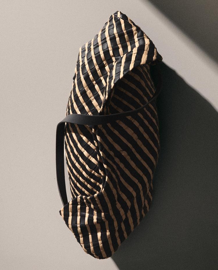 ISPREPLETENA KOŽNA CLUTCH TORBA