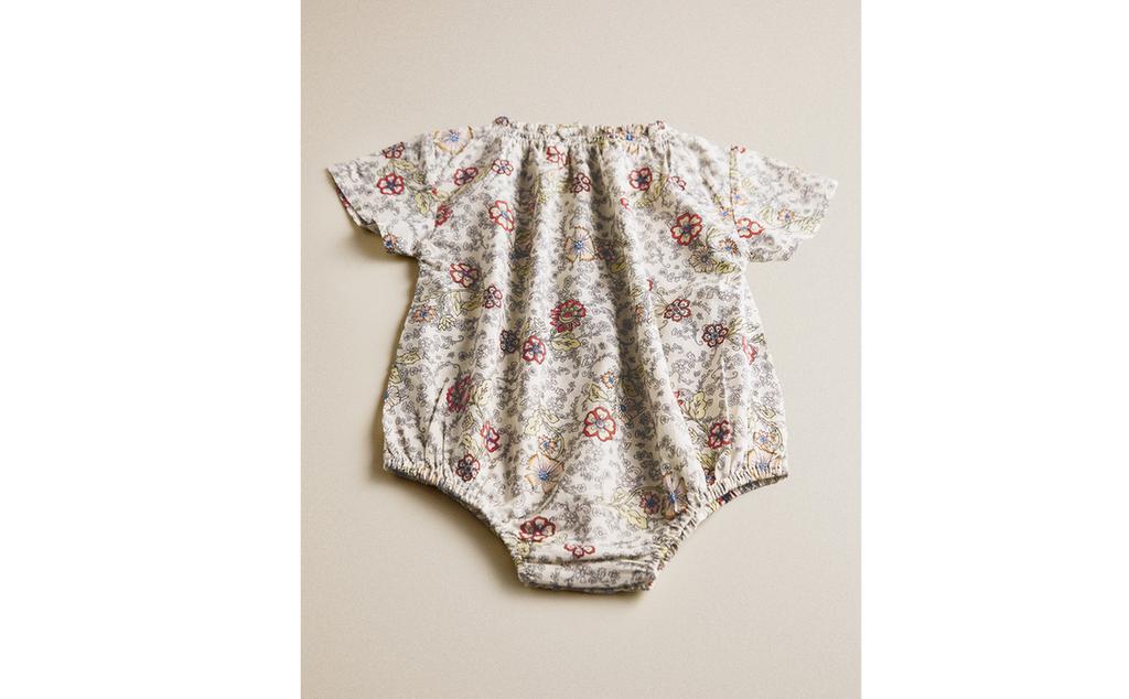 STRAMPELANZUG MIT BLUMENPRINT FÜR BABYS