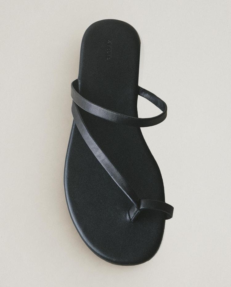 FLAT LEATHER SANDALS
