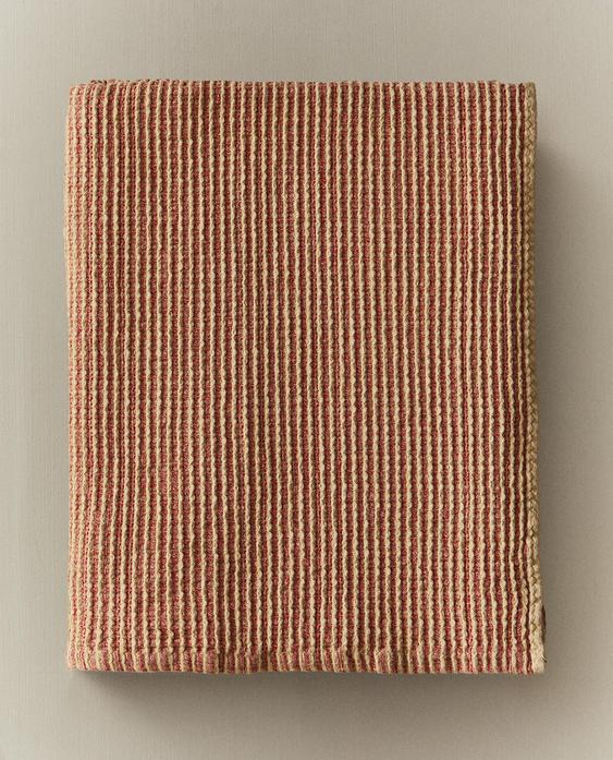 COLOURED WAFFLE-KNIT BATH TOWEL