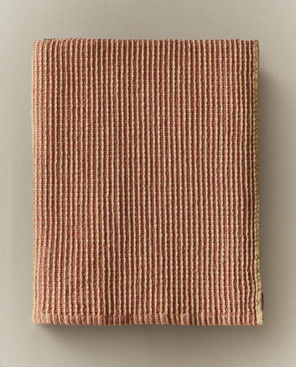 COLOURED WAFFLE-KNIT BATH TOWEL