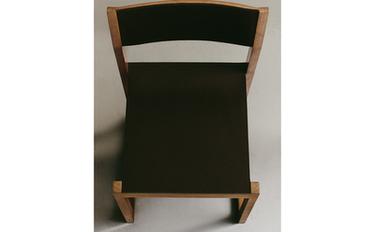 LEATHER CHAIR WITH WOODEN STRUCTURE