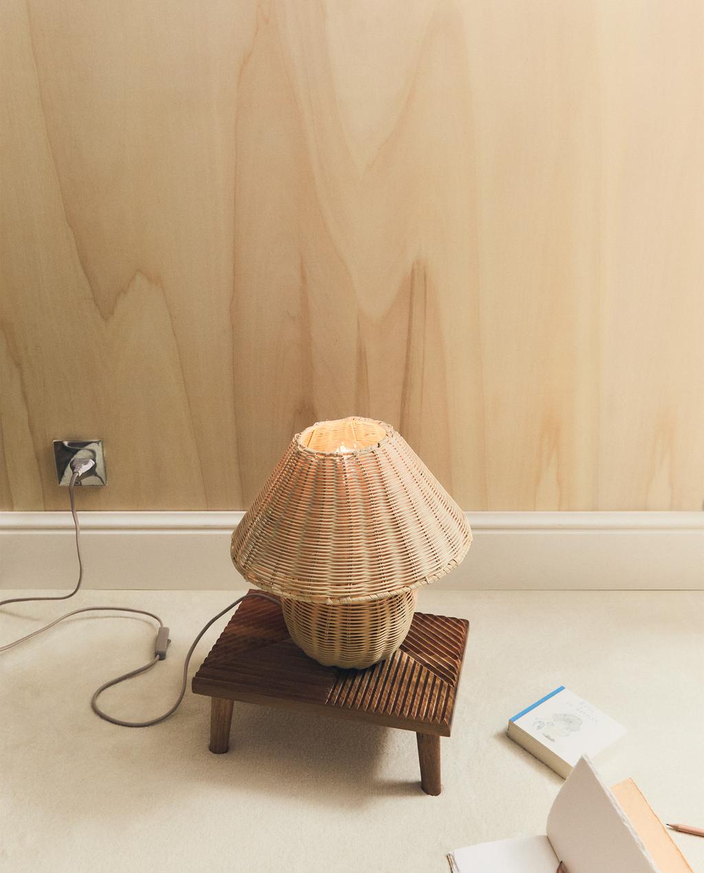 LAMPE DE TABLE ROTIN