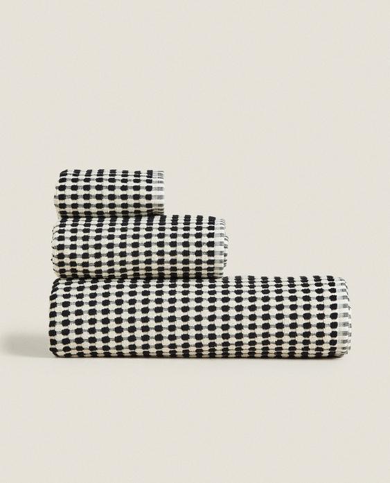 TEXTURED COTTON BATH TOWEL