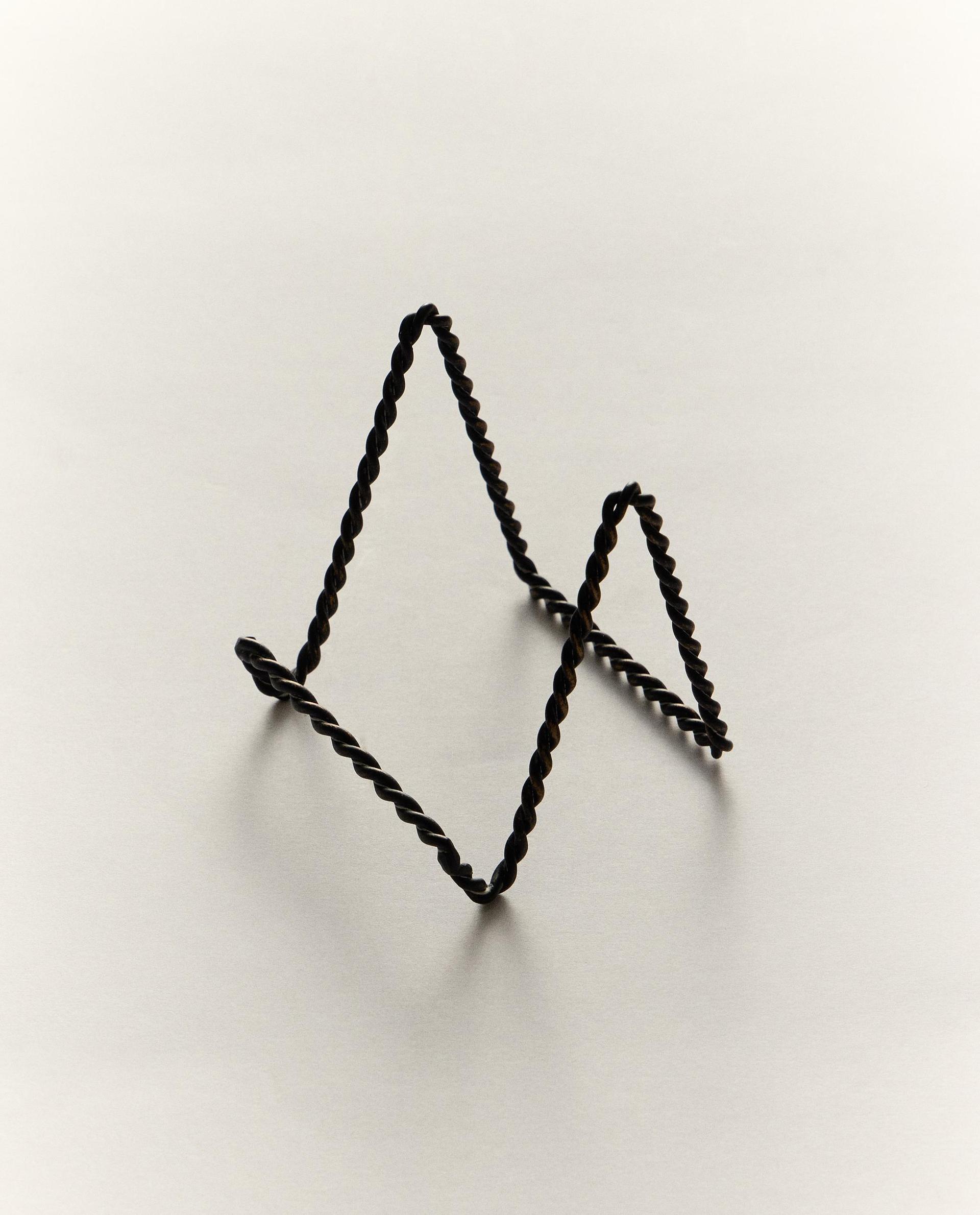 BRAIDED METAL DISPLAY STAND