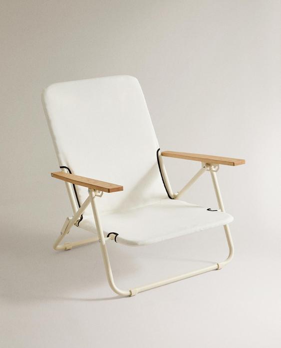 FOLDING BEACH CHAIR WITH WOODEN ARM RESTS