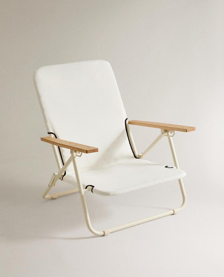 FOLDING BEACH CHAIR WITH WOODEN ARM RESTS