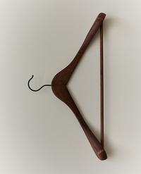CINTRE MANTEAU FINITION BOIS