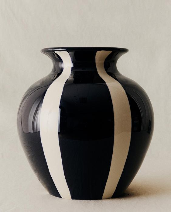 DECORATIVE ROUND CERAMIC VASE