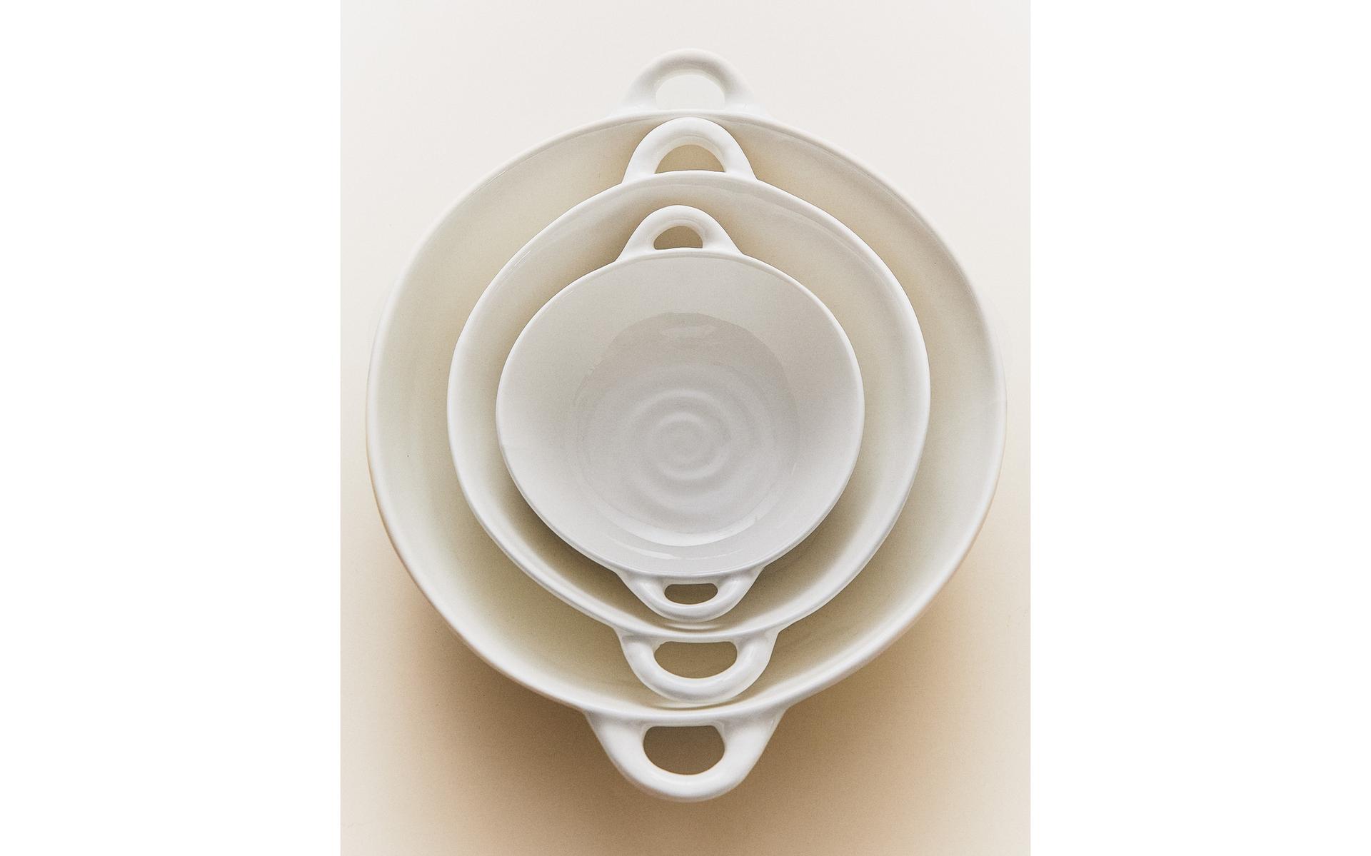 PORCELAIN SALAD BOWL WITH HANDLES