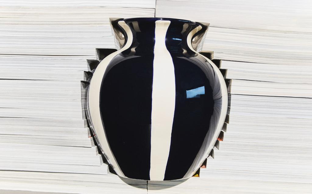ROUND DECORATIVE CERAMIC VASE
