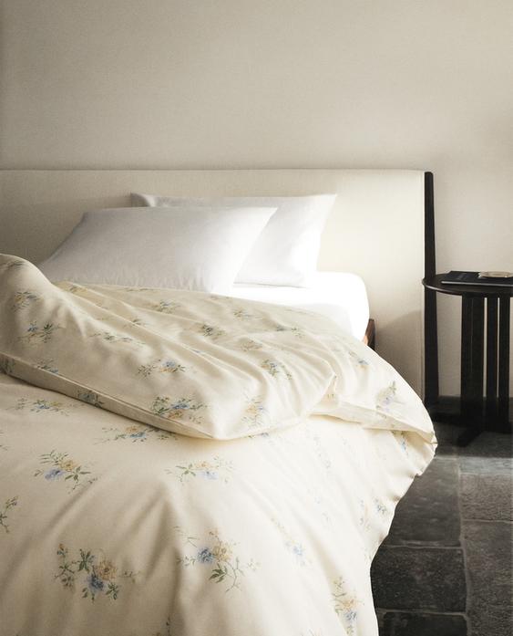 BETTBEZUG AUS SATIN MIT BLUMENMUSTER