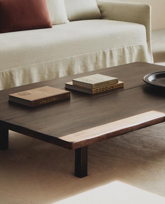 LOW-LEGGED COFFEE TABLE