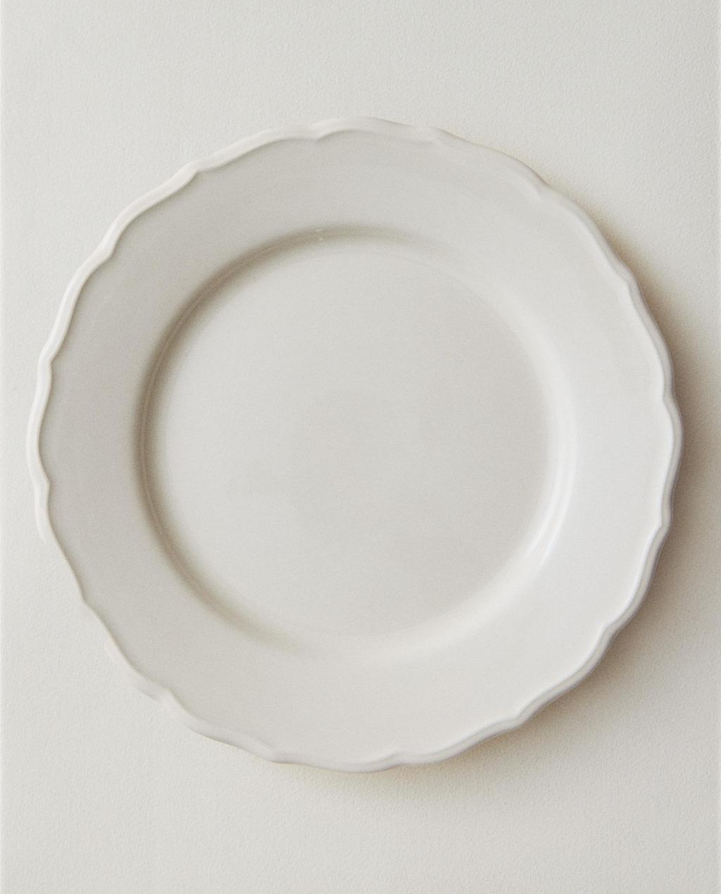 EARTHENWARE DINNER PLATE WITH RAISED-DESIGN EDGE