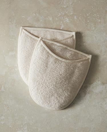 PACK OF MAKEUP REMOVER MITTENS (PACK OF 2)