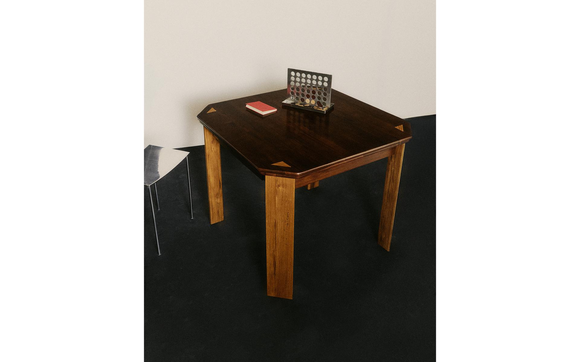 ACHTECKIGER HOLZTISCH