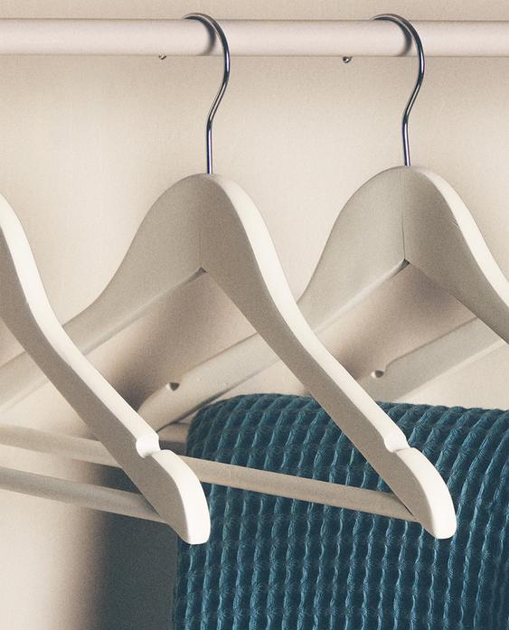 KIDS’ WOODEN HANGERS (PACK OF 4)