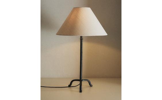STONA LAMPA SA TRONOŽNIM POSTOLJEM