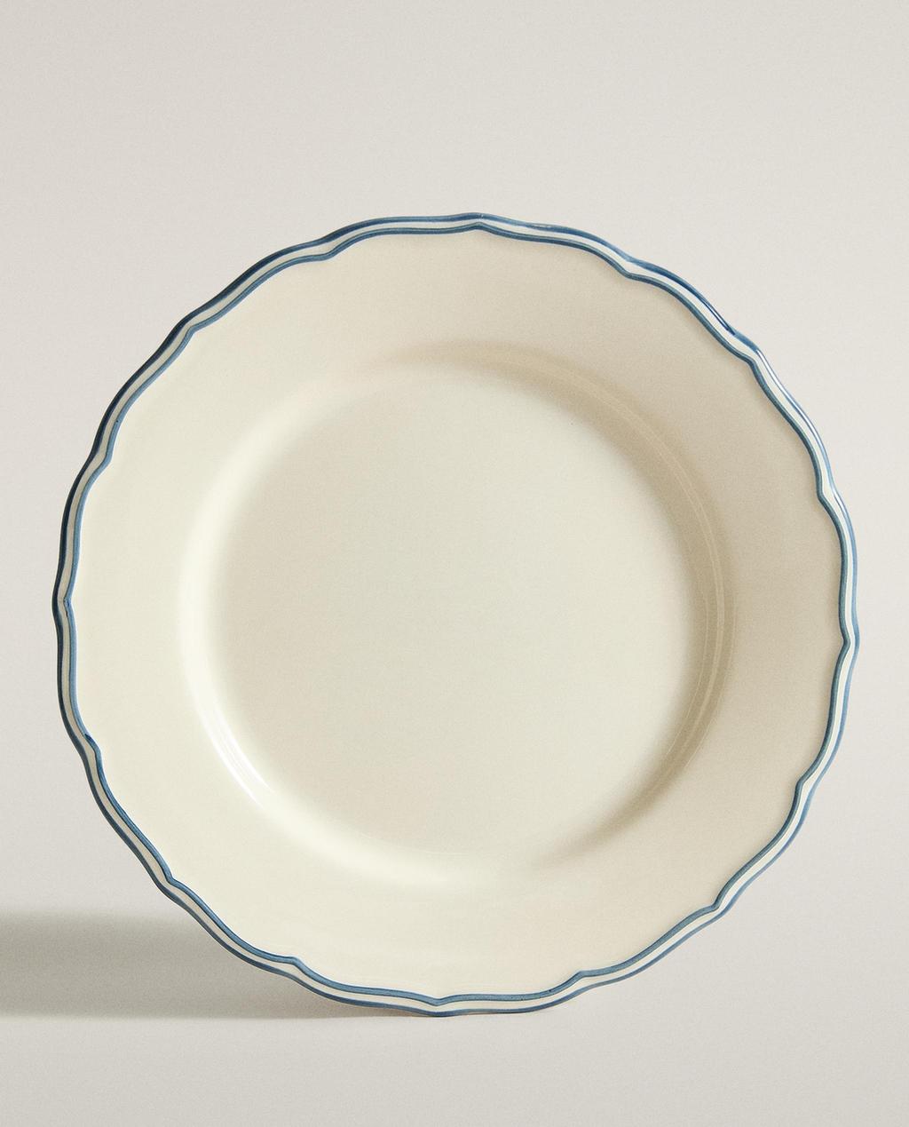 SCALLOPED EARTHENWARE DINNER PLATE WITH RIM
