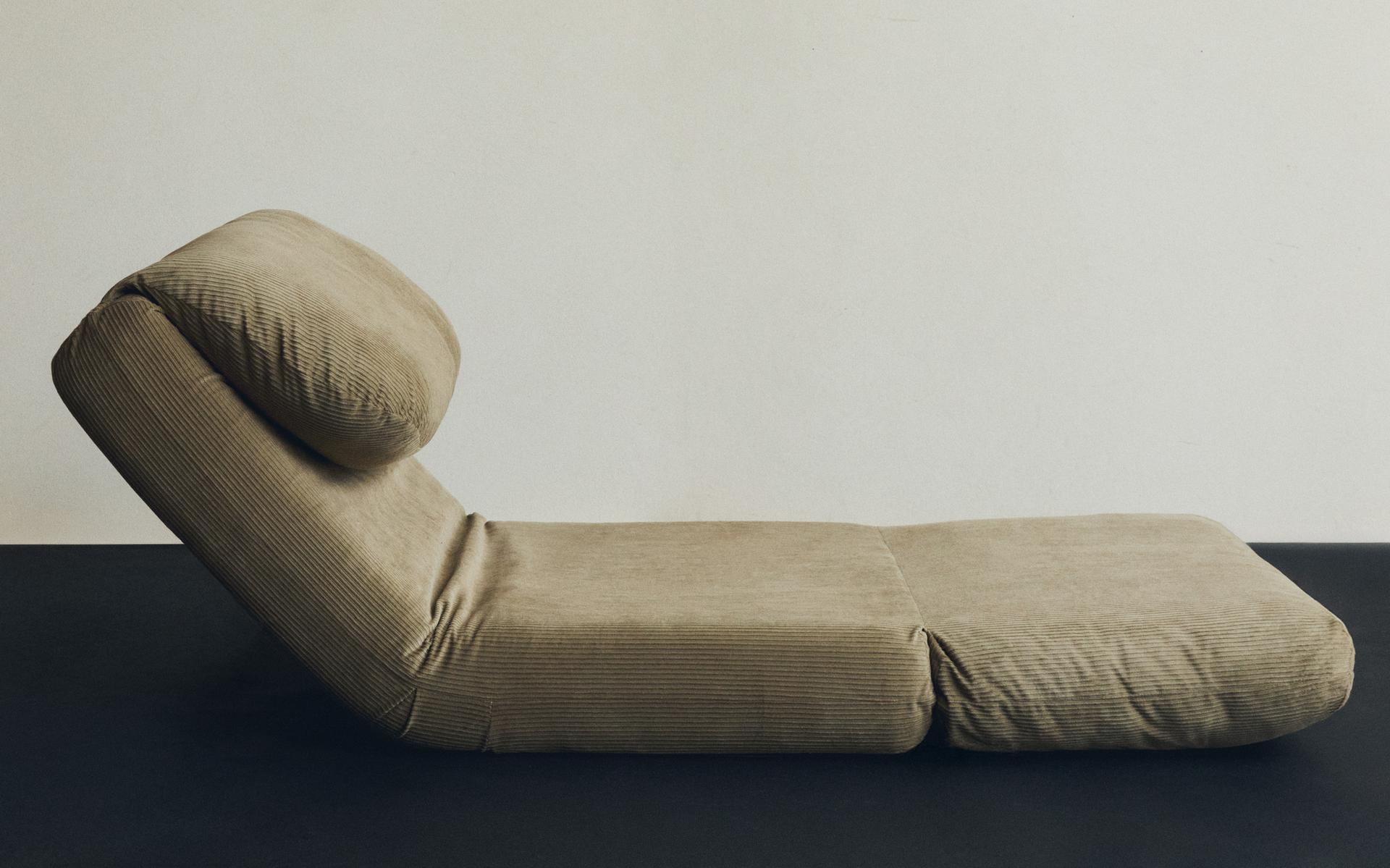 FOLDING CORDUROY CHAIR