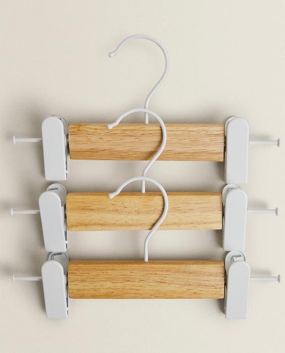 PACK OF KIDS' WOODEN HANGERS WITH CLIPS (PACK OF 3) PACK OF KIDS' WOODEN HANGERS WITH CLIPS (PACK OF 3)