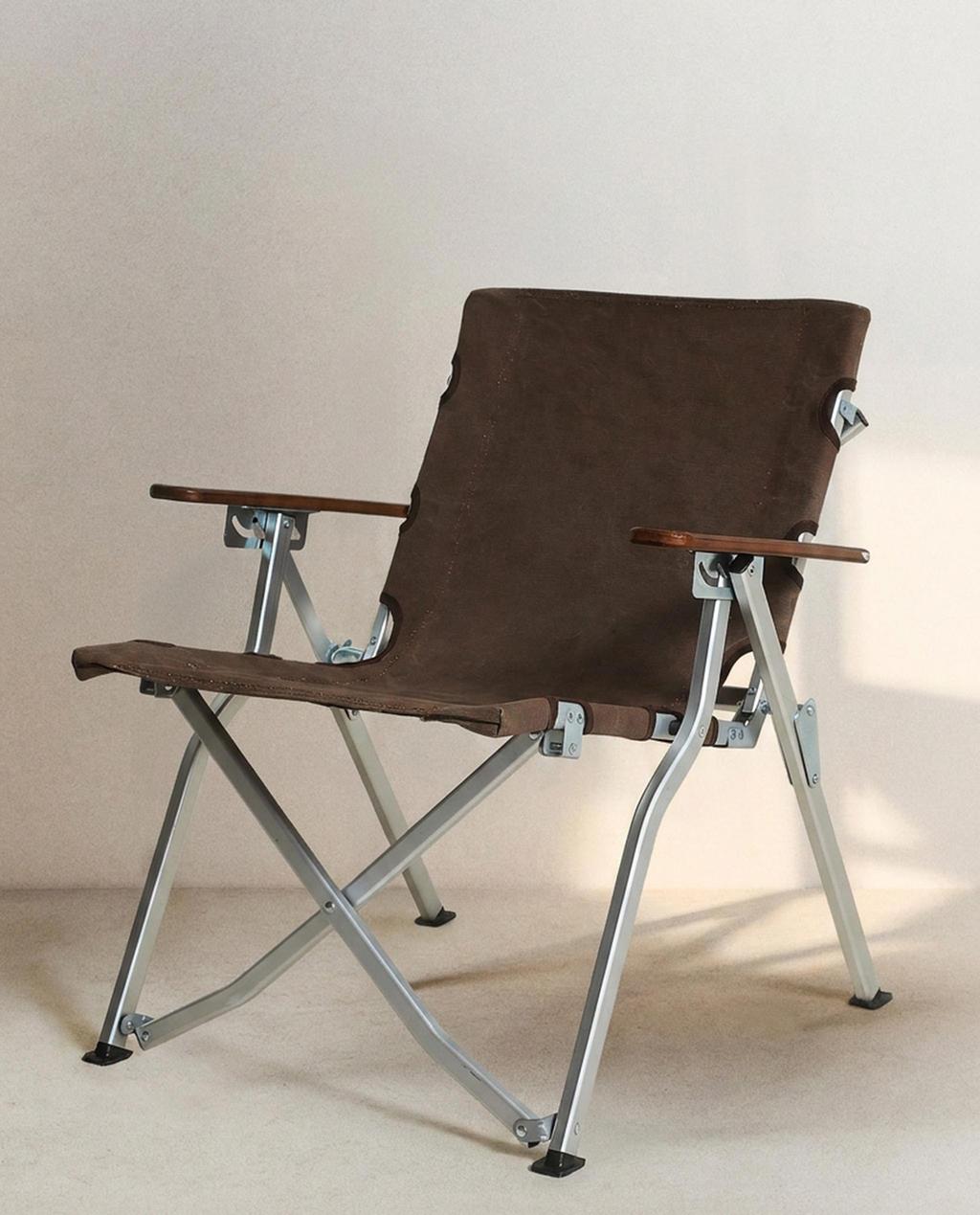 FOLDING CHAIR WITH HANDLE AND ARMRESTS