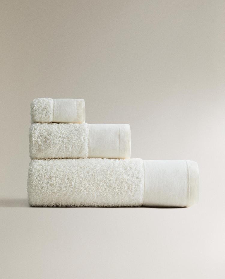 BATH TOWEL WITH LINEN APPLIQUÉ BORDER