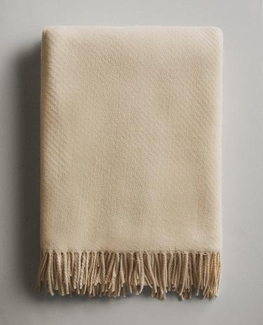 PLAIN TEXTURED THROW