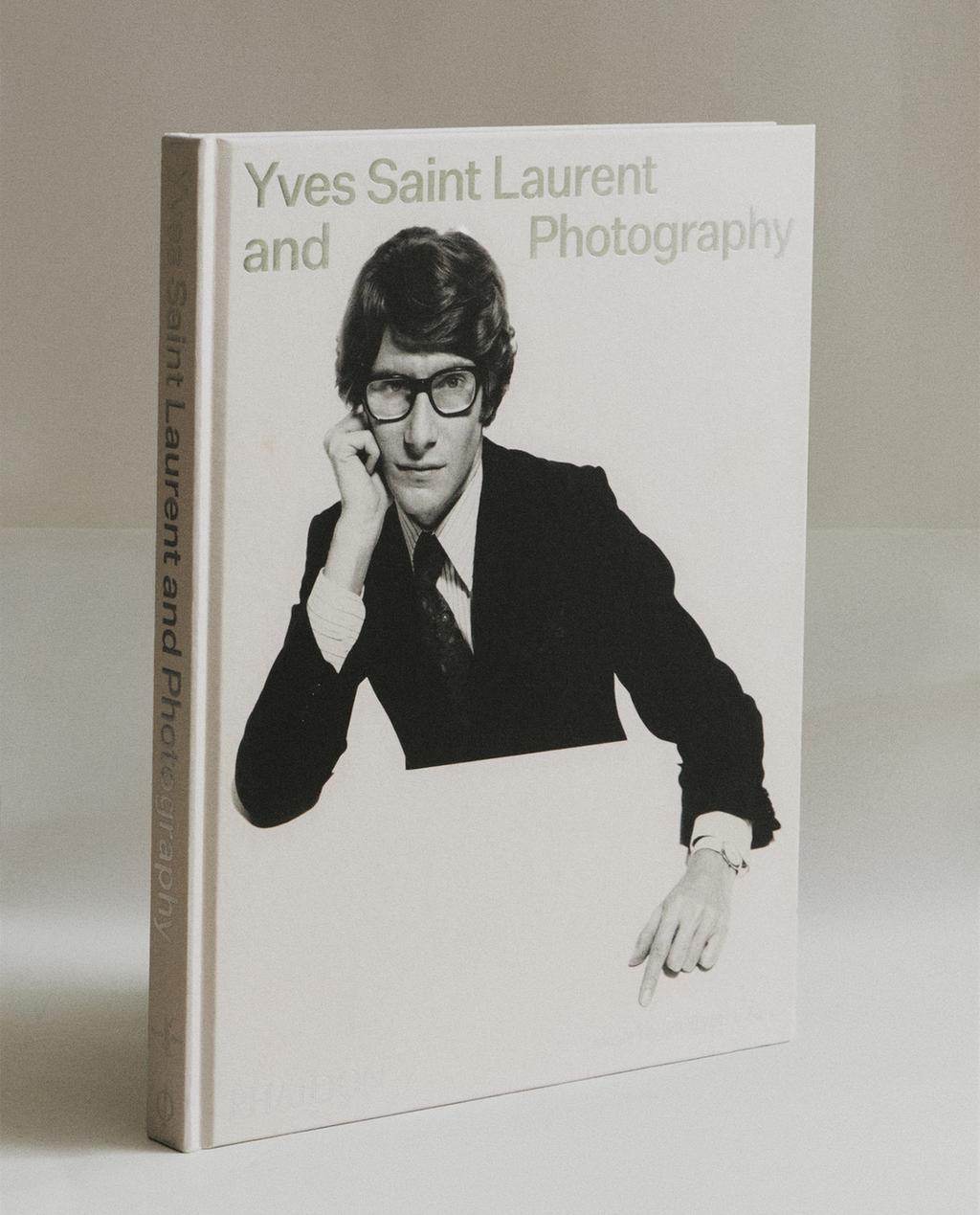 BUCH YVES SAINT LAURENT UND FOTOGRAFIE (ENGLISCH)